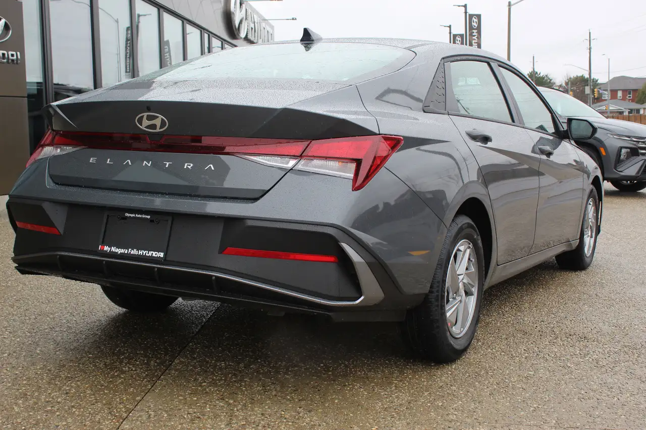 Hyundai ELANTRA photo Hyundai ELANTRA