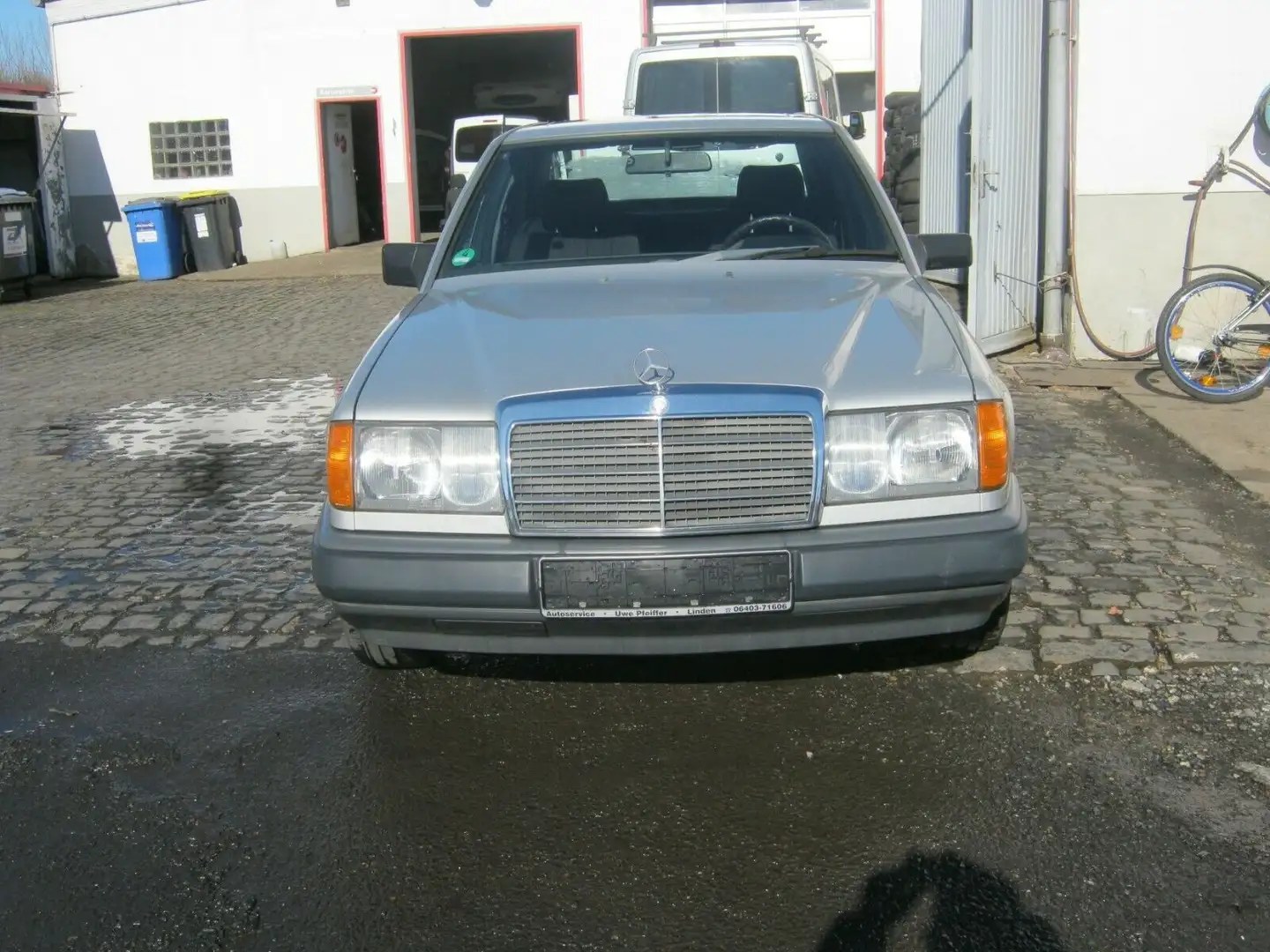 Mercedes-Benz 230 E, Guter Zustand, H-Kennzeichen Argintiu - 2