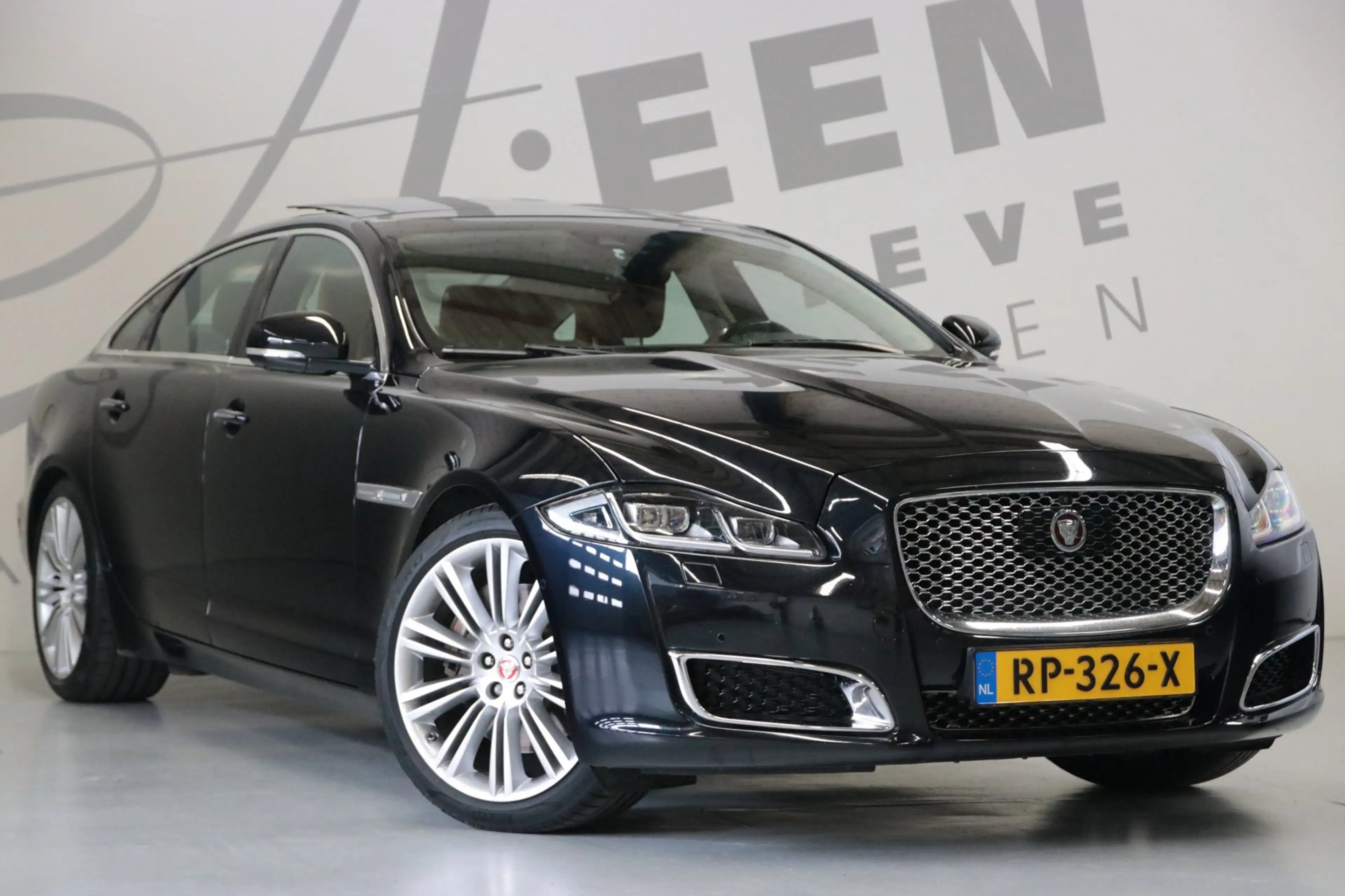 Jaguar XJ 3.0 V6 SC AWD Autobiography LWB/Apple carplay/NAP/ — photo 3