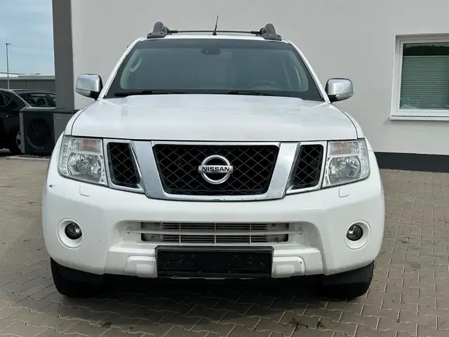 Nissan Navara view 2