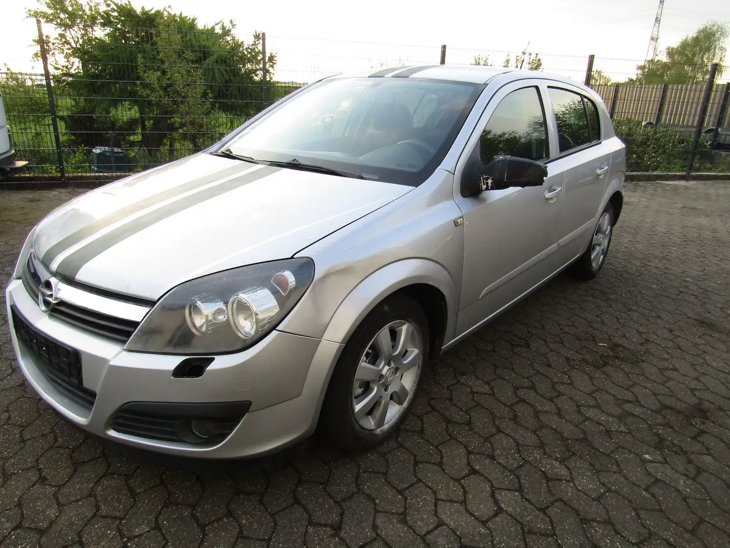 Opel Astra H Lim. Edition Plus Silber - 1