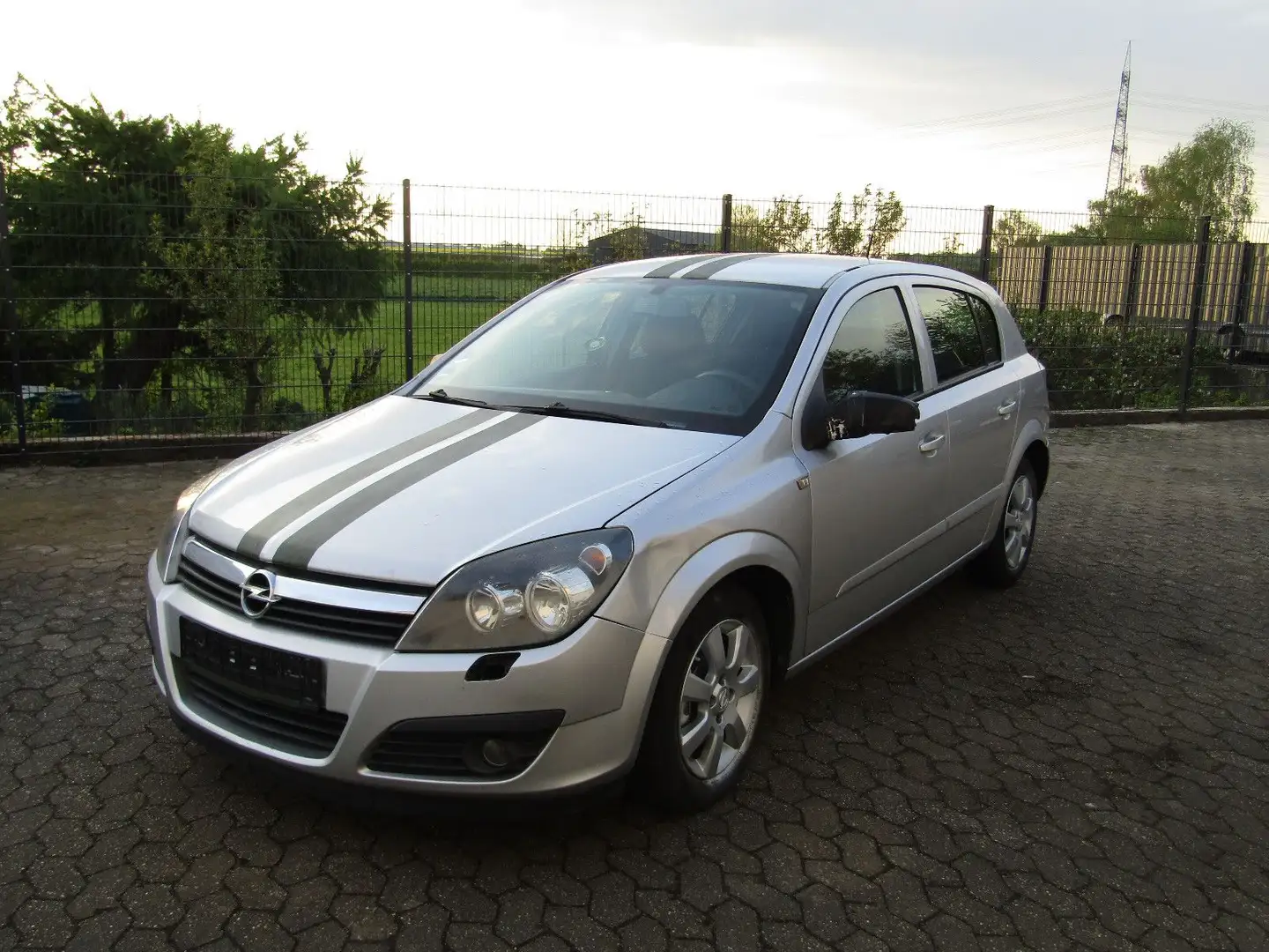 Opel Astra H Lim. Edition Plus Srebrny - 2