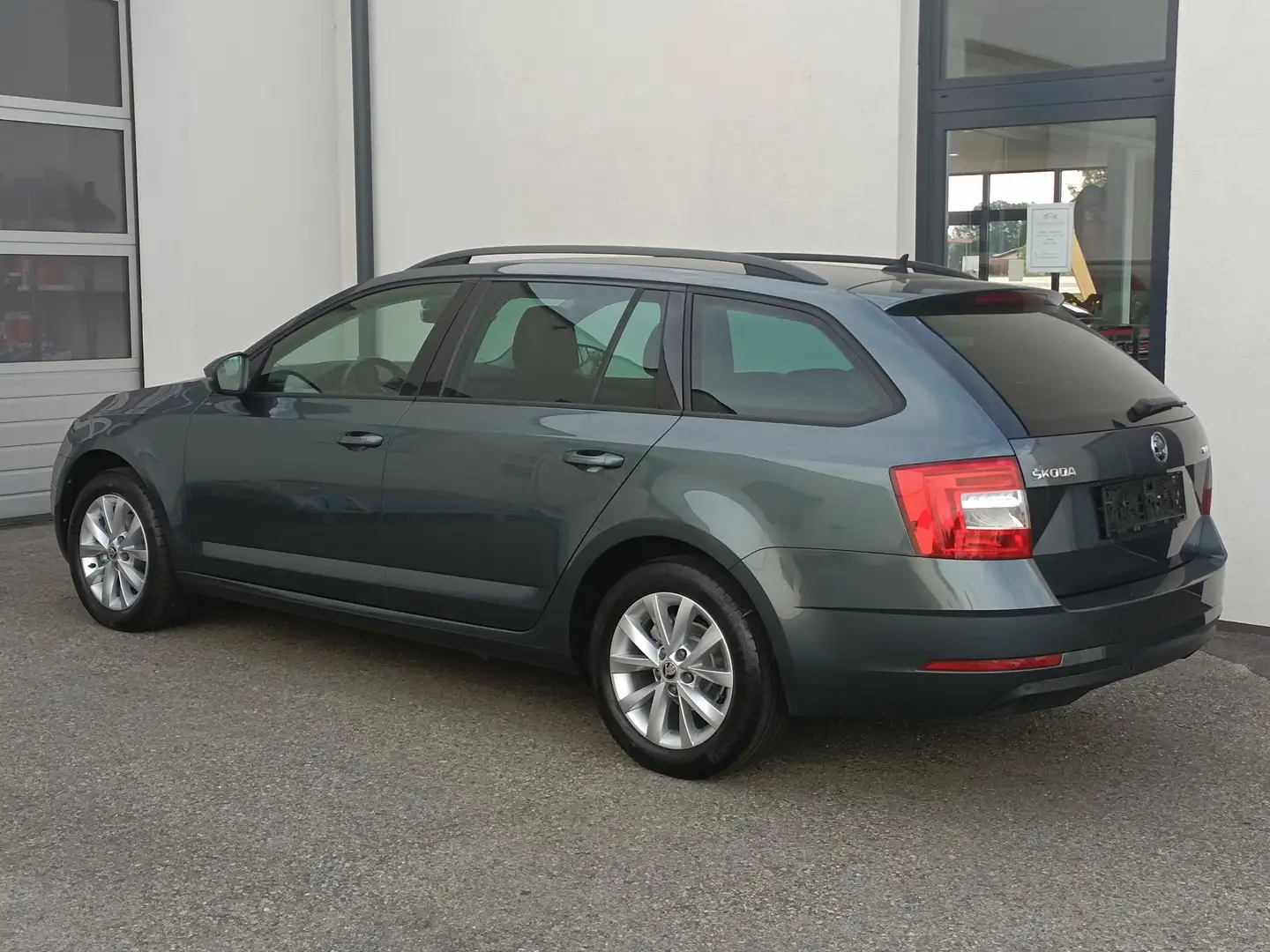 Skoda Octavia Combi 1,6TDIStyle DSG,ACC,WSS+Sitzheizung,APP,NAVI Grau - 2