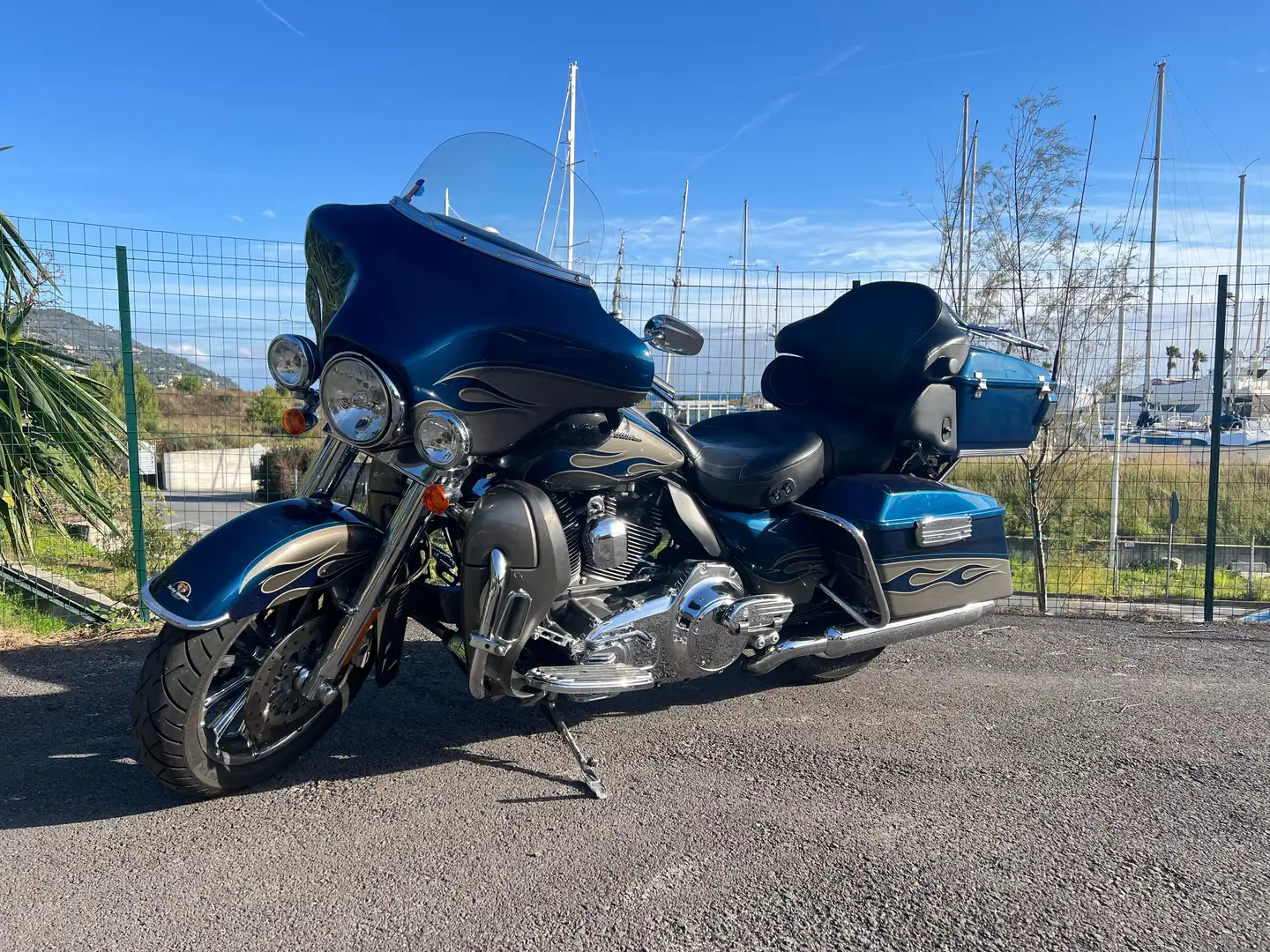 Harley-Davidson CVO Limited FLHTCUSE5 Bleu - 1