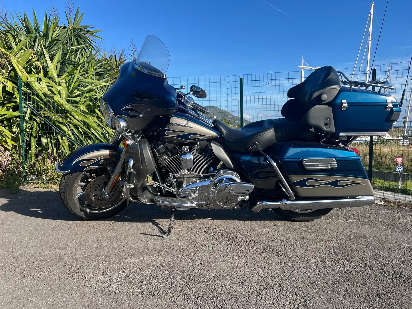 Harley-Davidson CVO Limited FLHTCUSE5 Bleu - 2