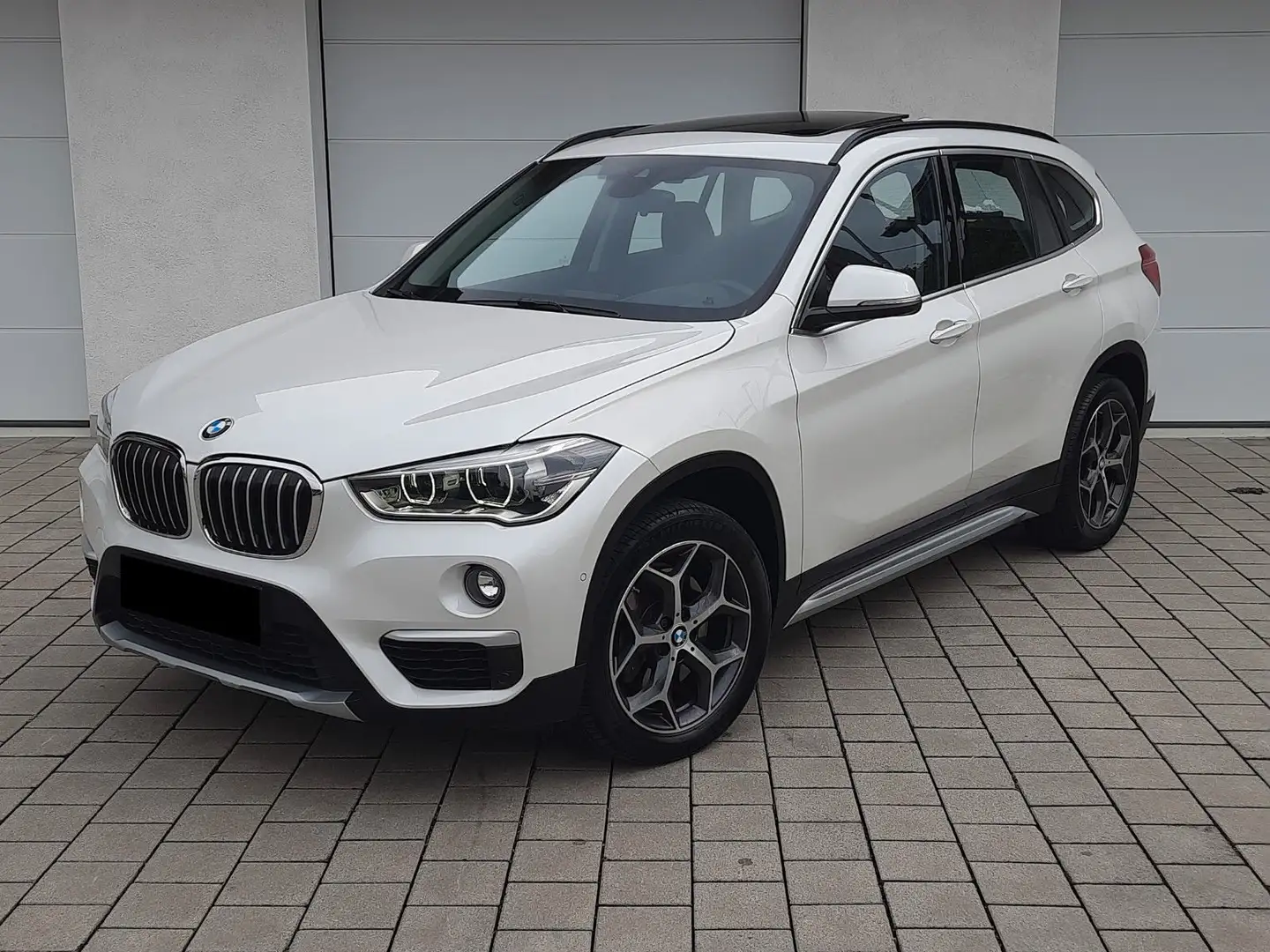 BMW X1 20d x-Drive/X-Line/LED/Pano/HuD/AhK/Leder/19" Weiß - 2