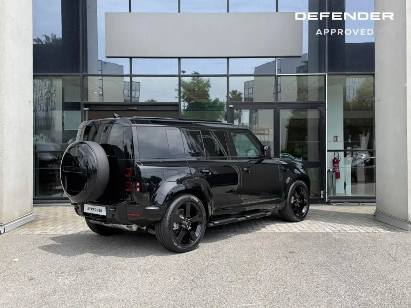 Land Rover Defender 110 2.0 P300e X-Dynamic HSE Zwart - 2