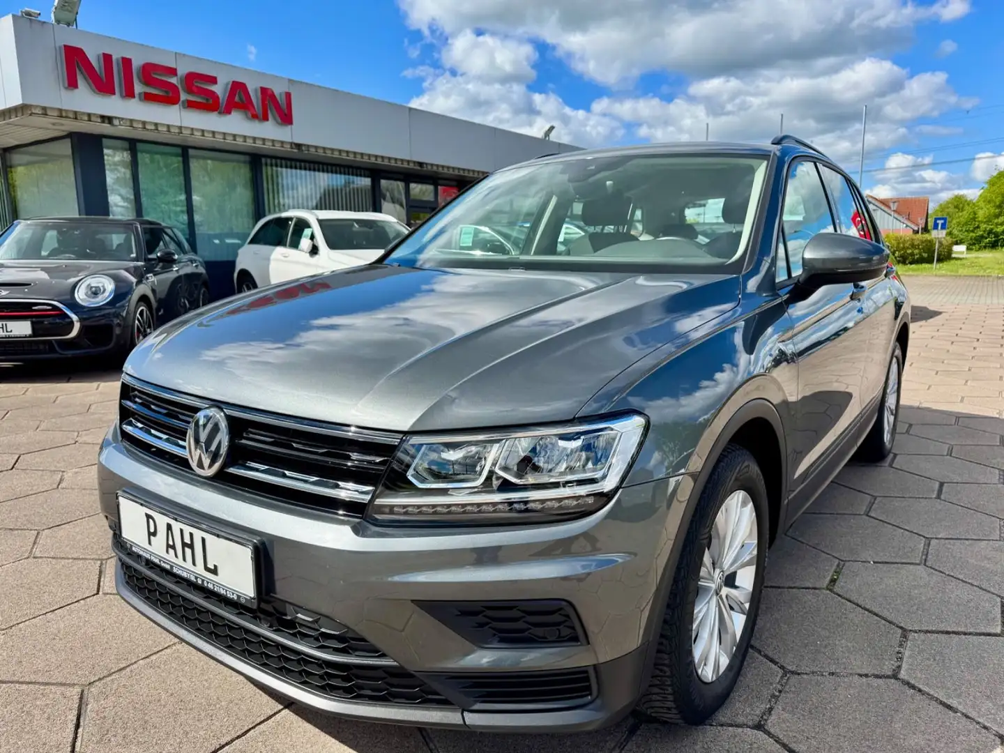 Volkswagen Tiguan 1.5 TSI Trendline VOLL-LED NAVI KEY-LESS Gris - 1