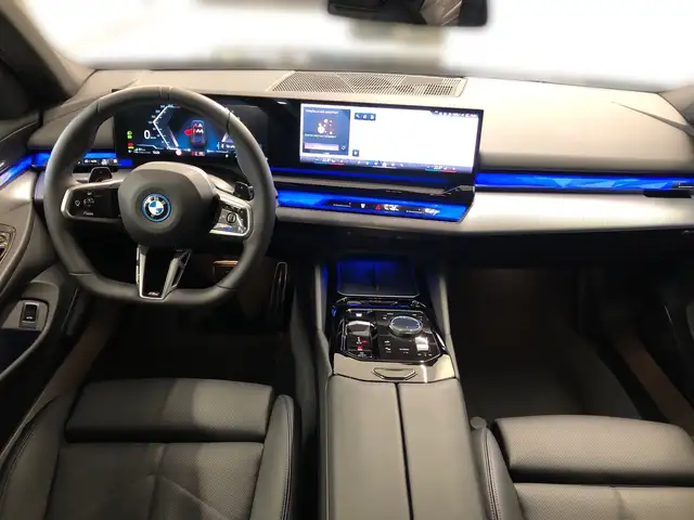 BMW 5 Series view 9