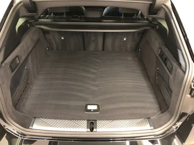 BMW 5 Series view 11
