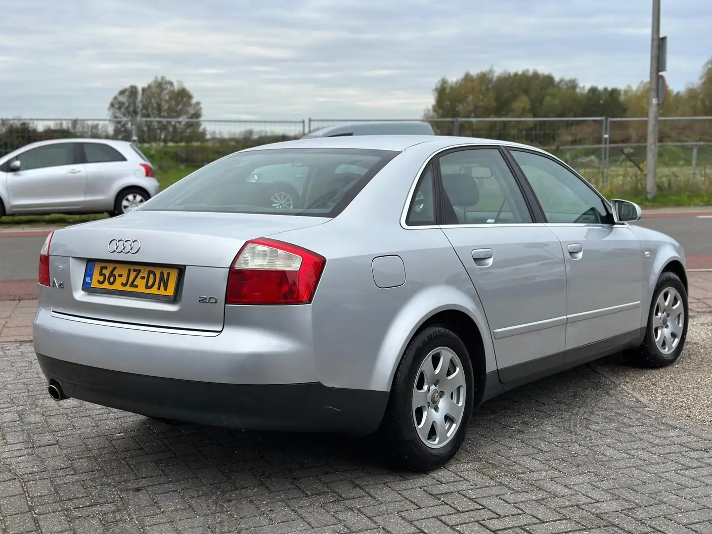 Audi A4 Limousine 2.0 MT automaat ! NAP! YOUNGTIMER! Grijs - 2