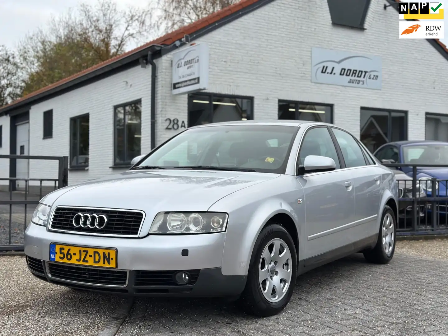 Audi A4 Limousine 2.0 MT automaat ! NAP! YOUNGTIMER! Grijs - 1