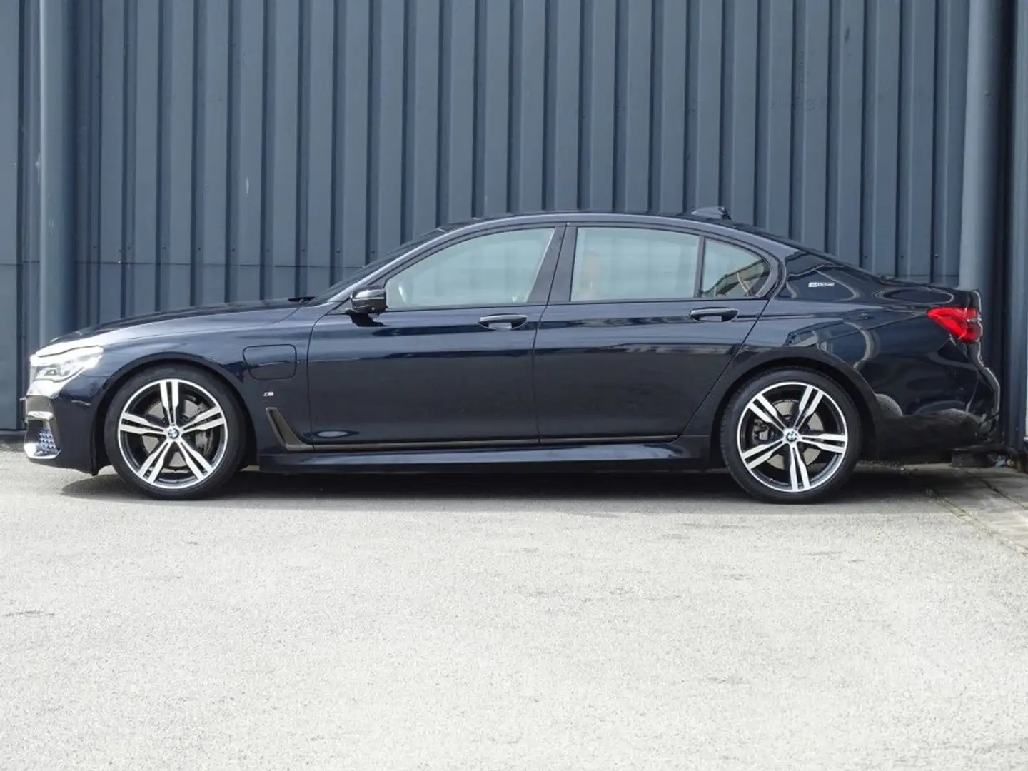 BMW 740 7-serie 740e iPerformance High Executive M-Sportpa Zwart - 2