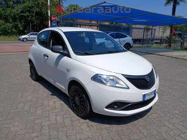 Lancia Ypsilon view 4