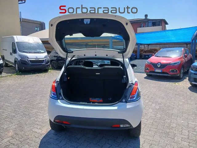 Lancia Ypsilon view 10
