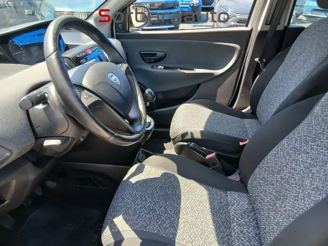 Lancia Ypsilon view 12