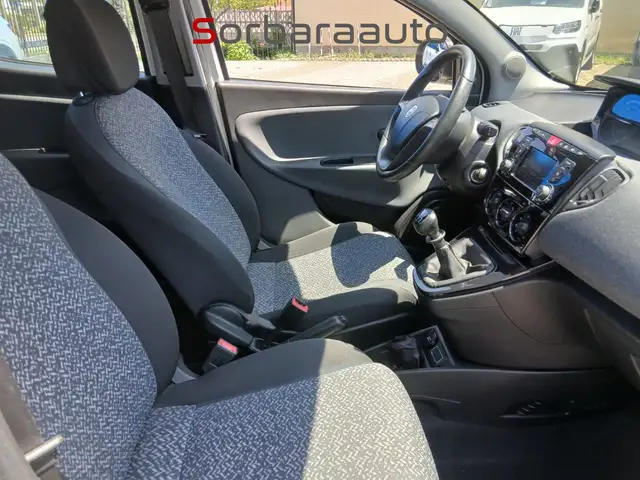 Lancia Ypsilon view 14