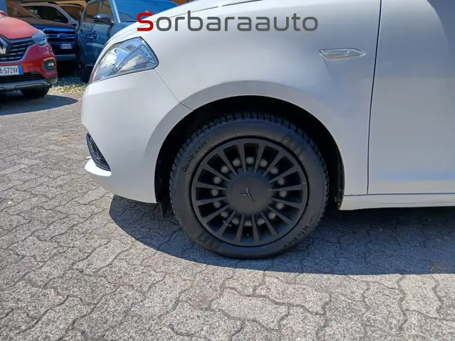 Lancia Ypsilon view 8