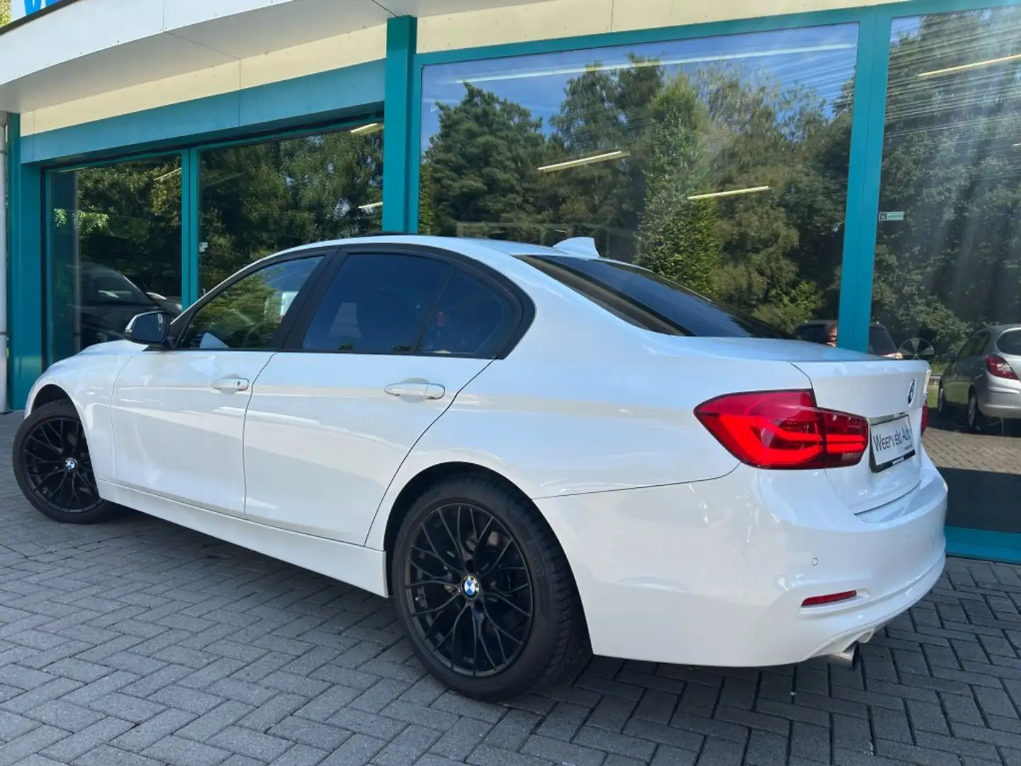 BMW 320 320i M-SPORT Automaat, 18Inch, Leder, Schuifdak, N Wit - 2