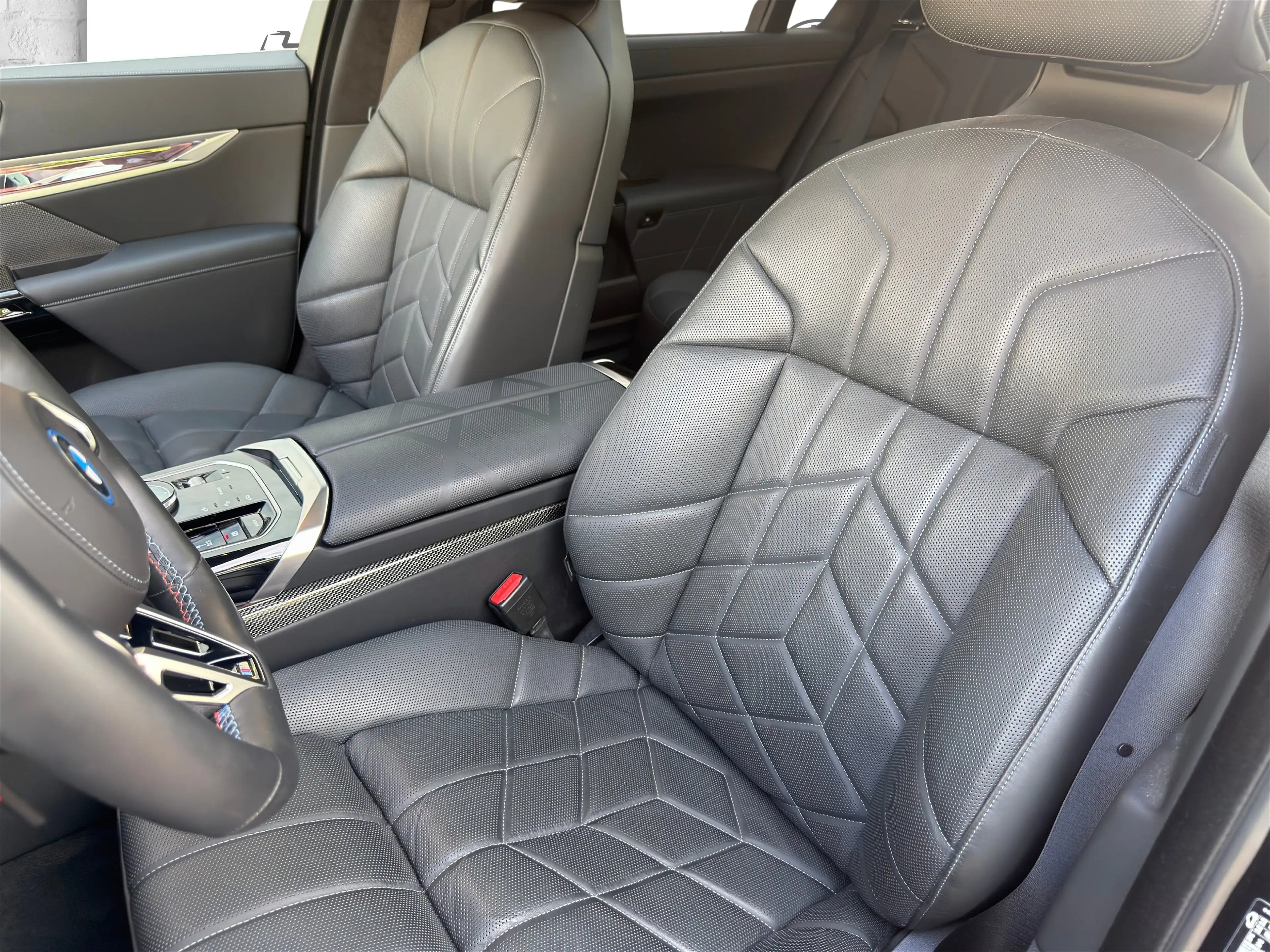 BMW 760 M760e xDrive Limousine — photo 11