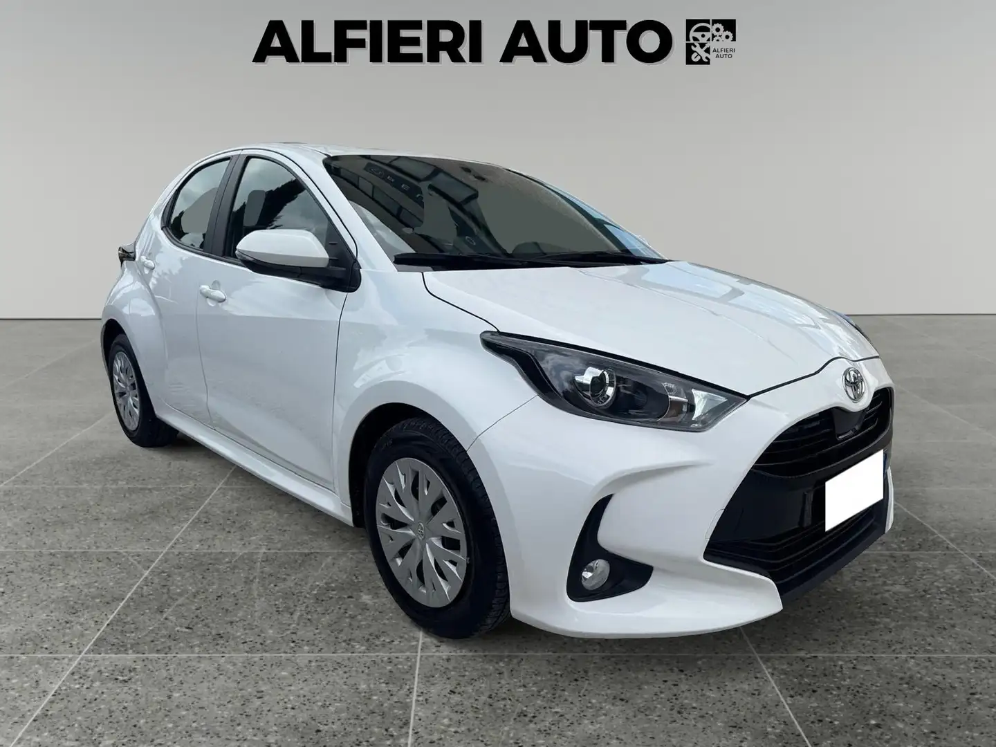 Toyota Yaris 1.0 VVT-i Benzina 72cv 5 porte Active Bianco - 1