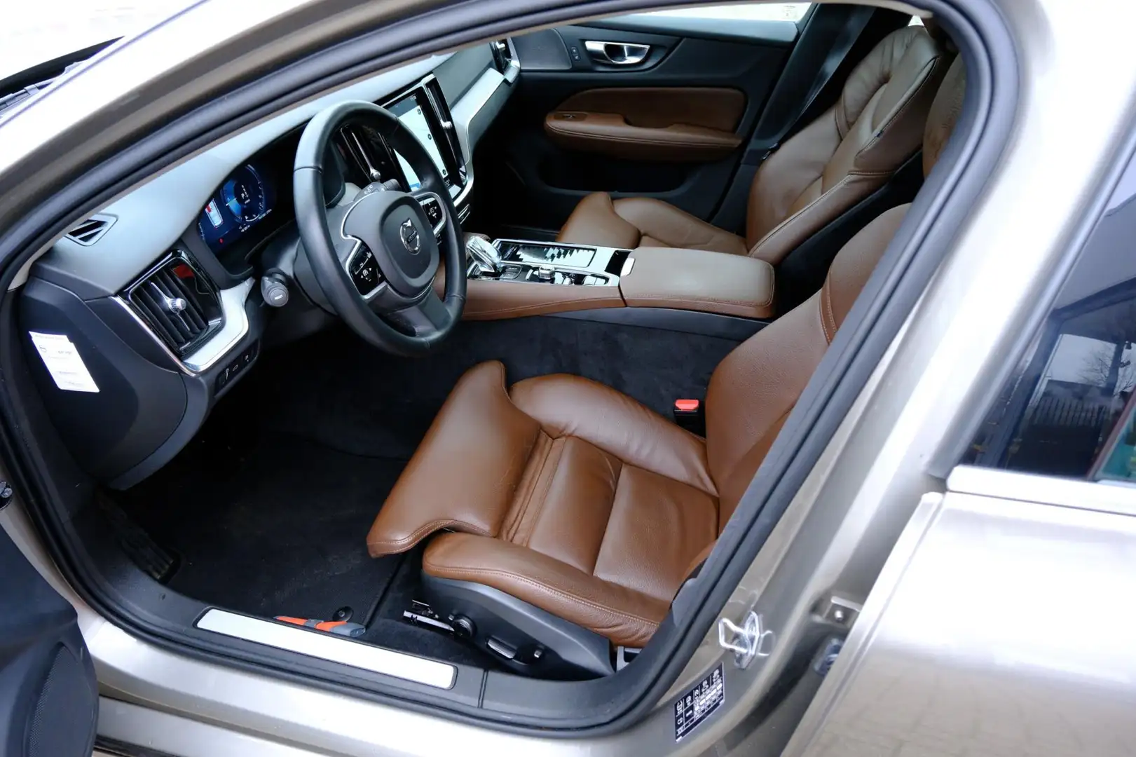 Volvo V60 2.0 T8 Twin Engine AWD R-Design Aut. Pano|Leder|Ha Grijs - 2