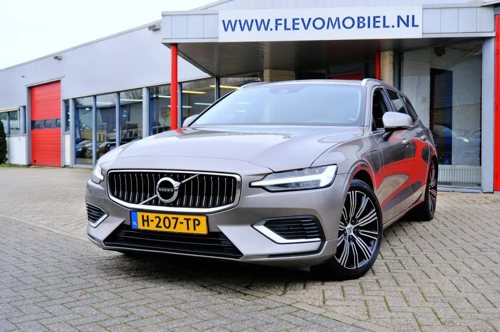 Volvo V60 2.0 T8 Twin Engine AWD R-Design Aut. Pano|Leder|Ha Grijs - 1