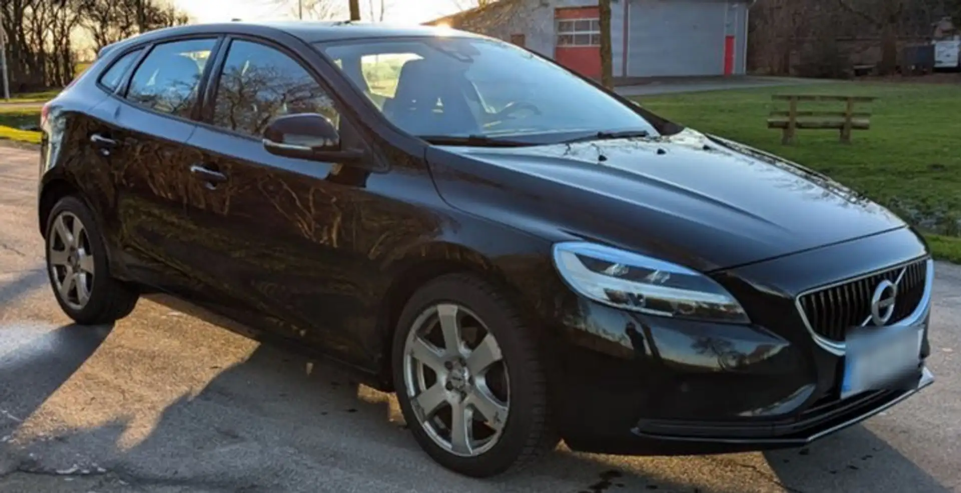 Volvo V40 V40 T2 Momentum Schwarz - 1