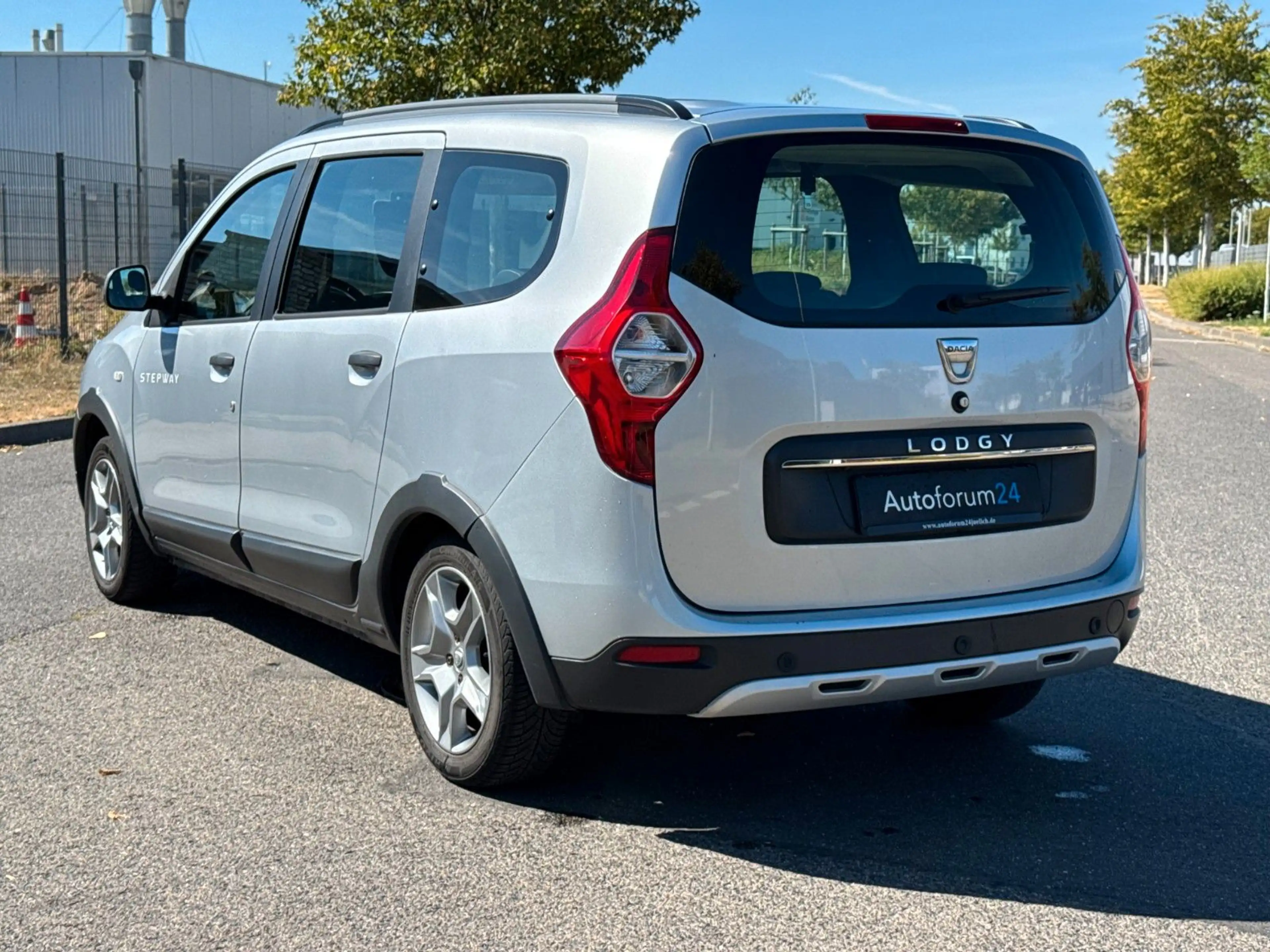 Dacia Lodgy Stepway Plus *Navi*PDC*7-Sitzer*1-Hand* — photo 2