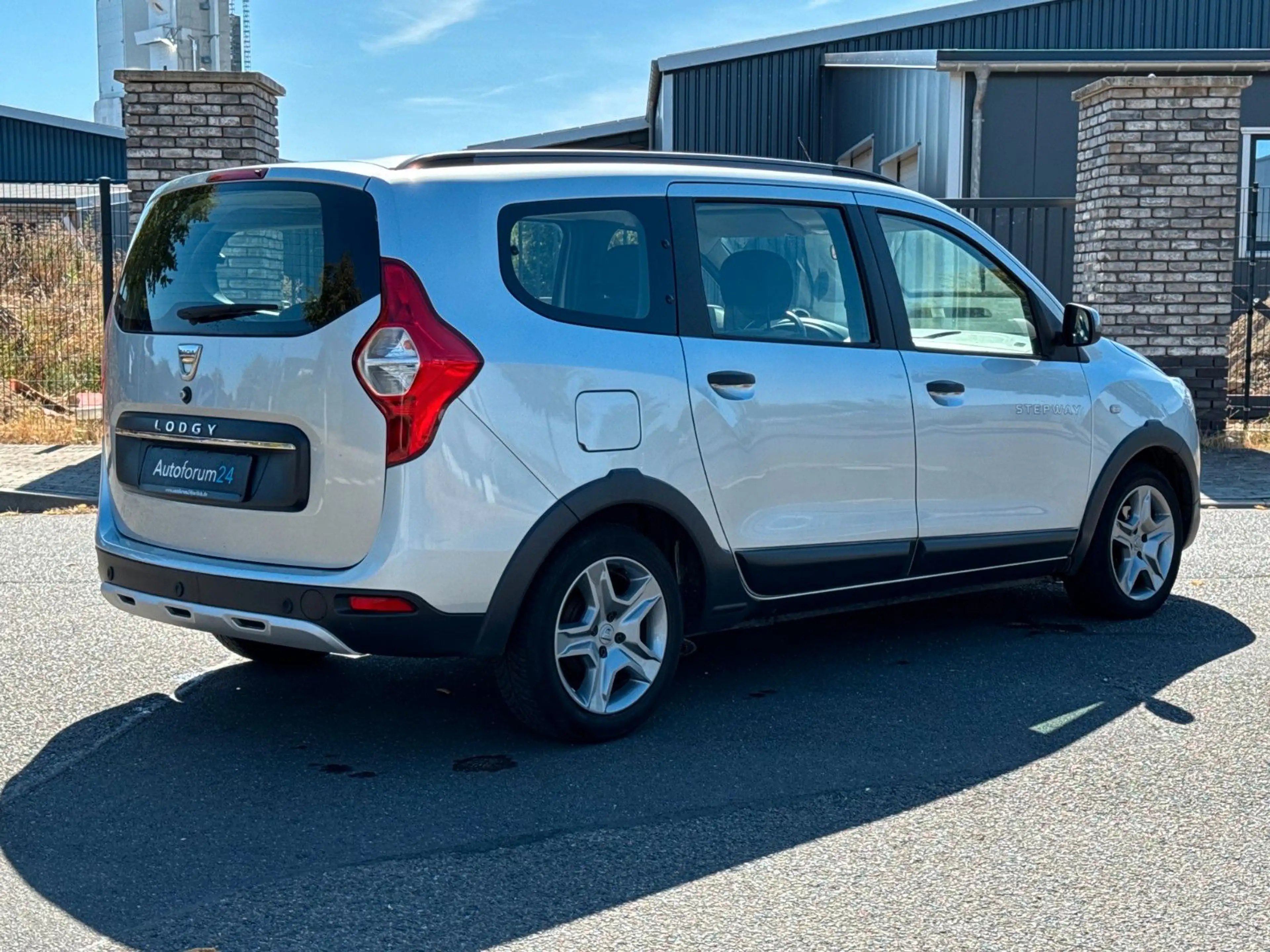 Dacia Lodgy Stepway Plus *Navi*PDC*7-Sitzer*1-Hand* — photo 4