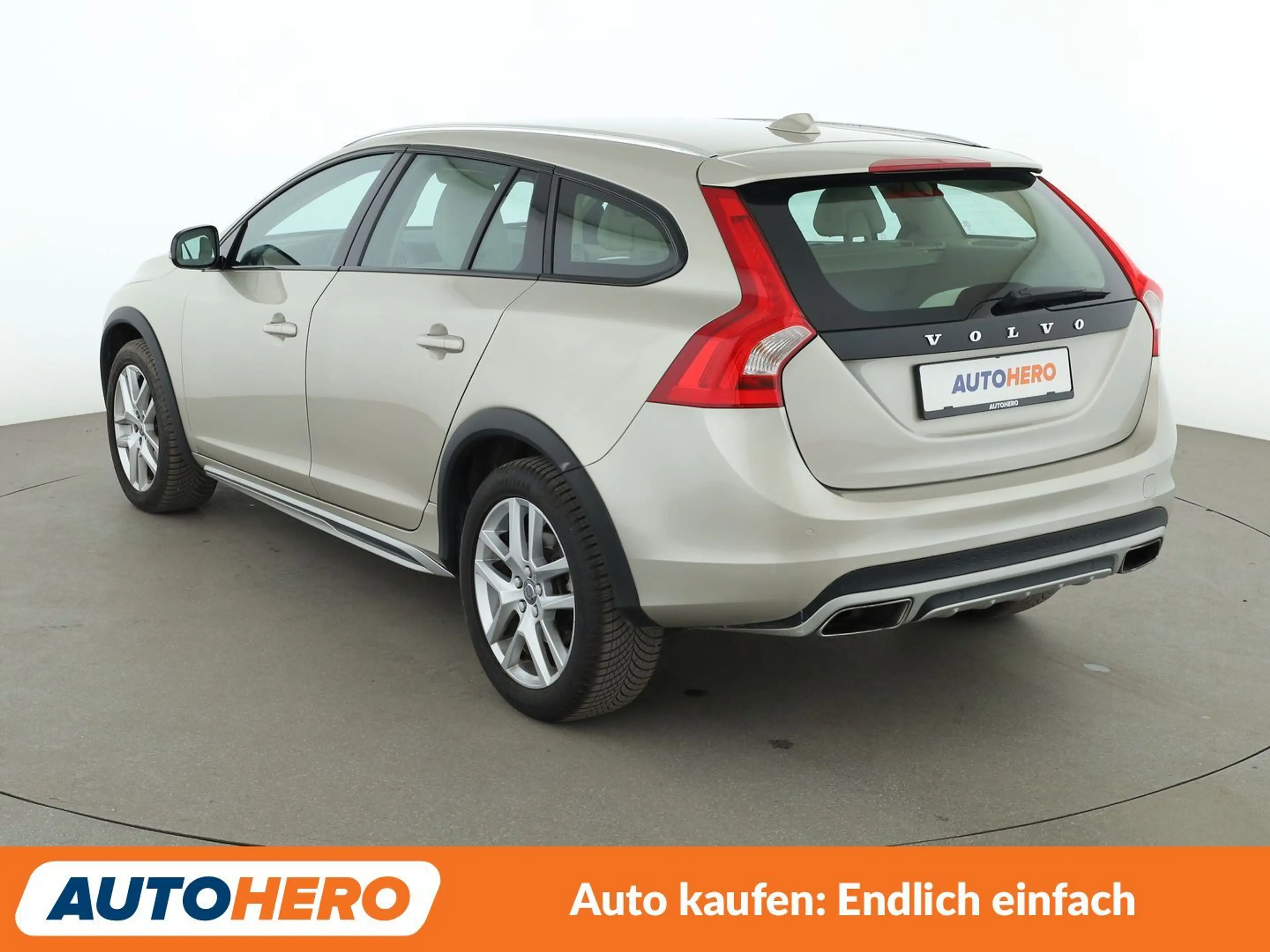 Volvo V60 Cross Country 2.0 D4 Summum Aut.*NAVI*BI-XENON*TEMPO*PDC*SHZ* — photo 4