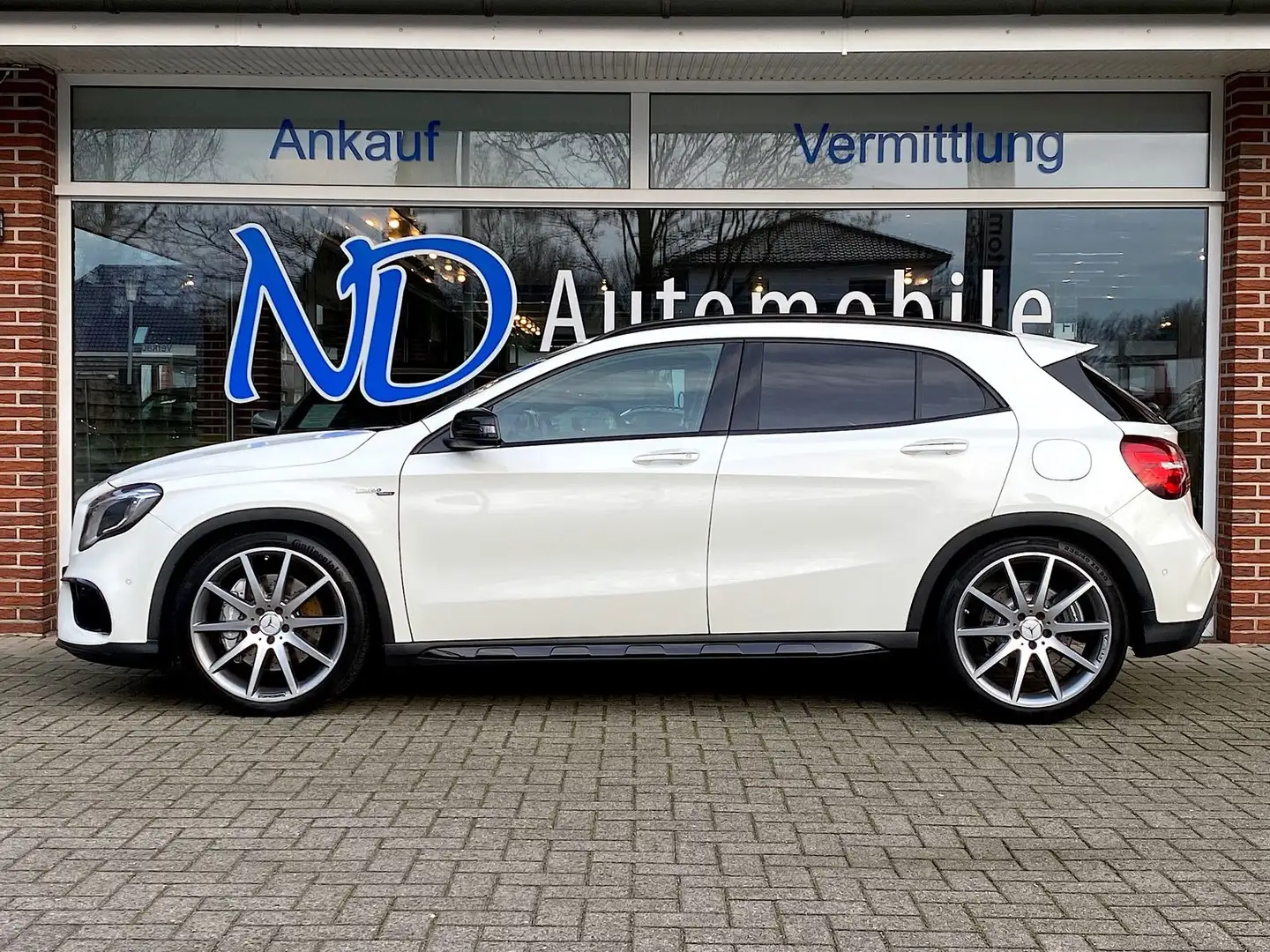 Mercedes-Benz GLA 45 AMG 4M Comand LED R.Kam Distronic Assiste Bílá - 2
