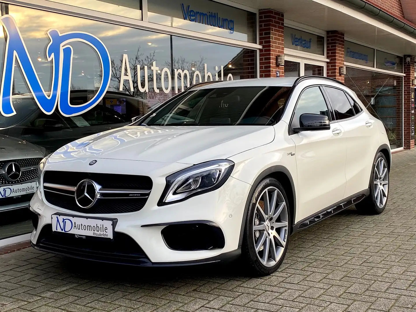 Mercedes-Benz GLA 45 AMG 4M Comand LED R.Kam Distronic Assiste Bílá - 1