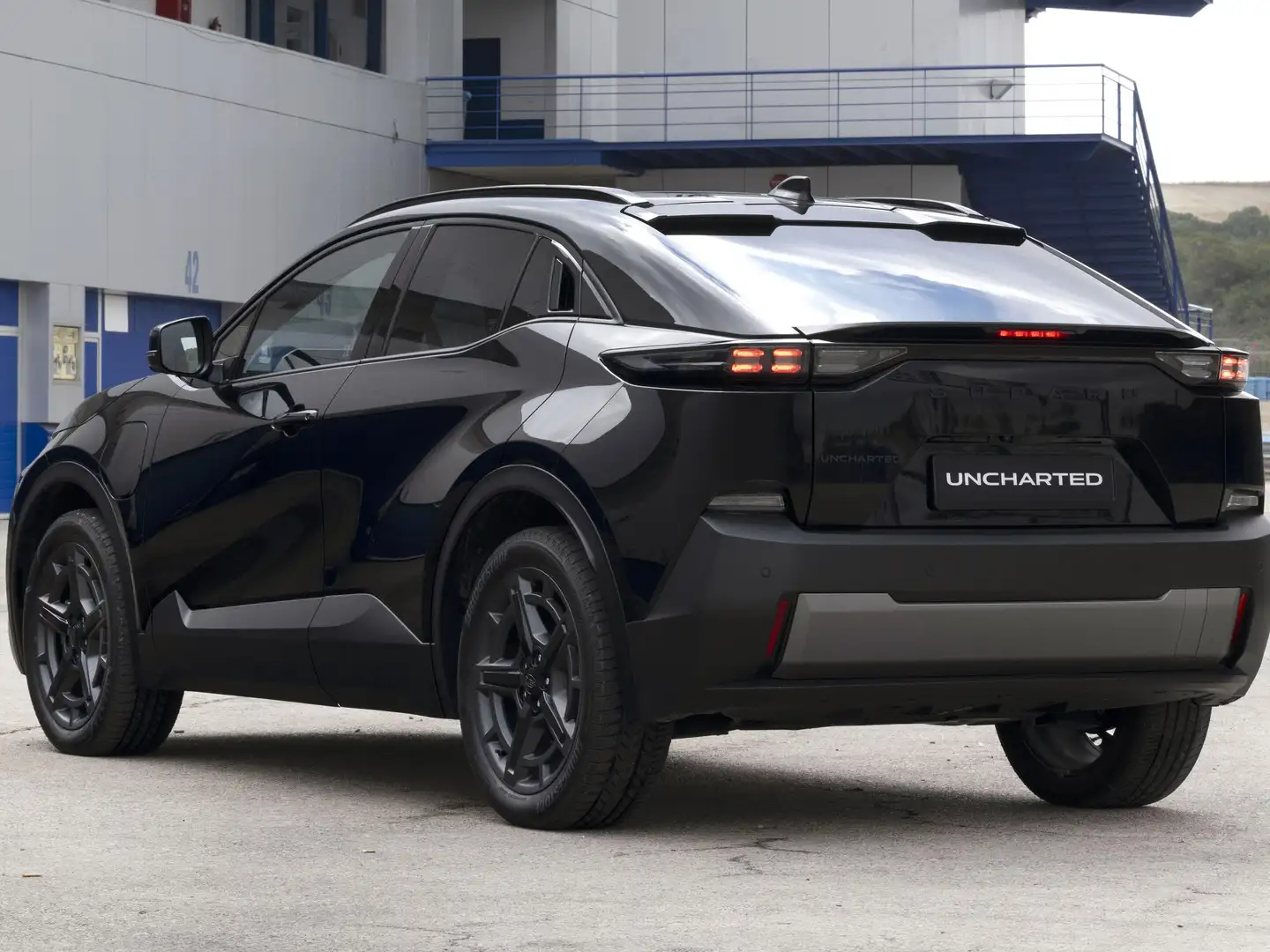 Subaru Sonstige UNCHARTED 77 PLATINUM+*4X4*10J.GAR*1500KG AHK-LAST Schwarz - 2