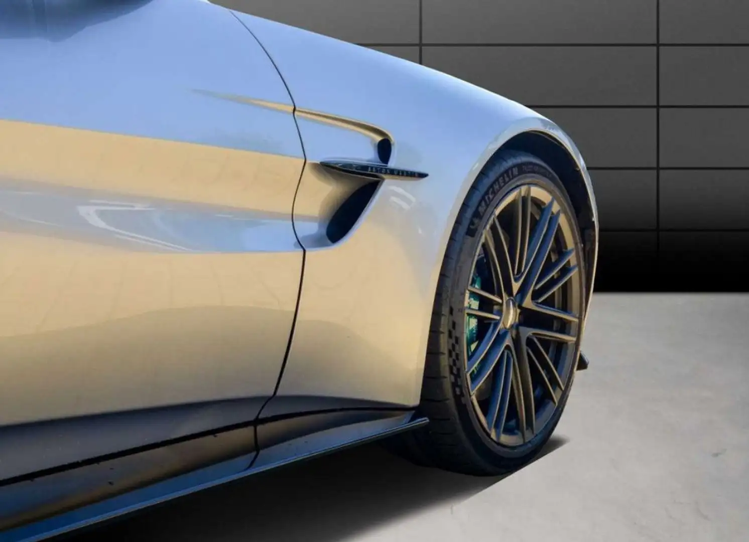 Aston Martin V8 Cabriolet - 2