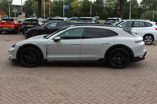 Porsche Taycan view 8
