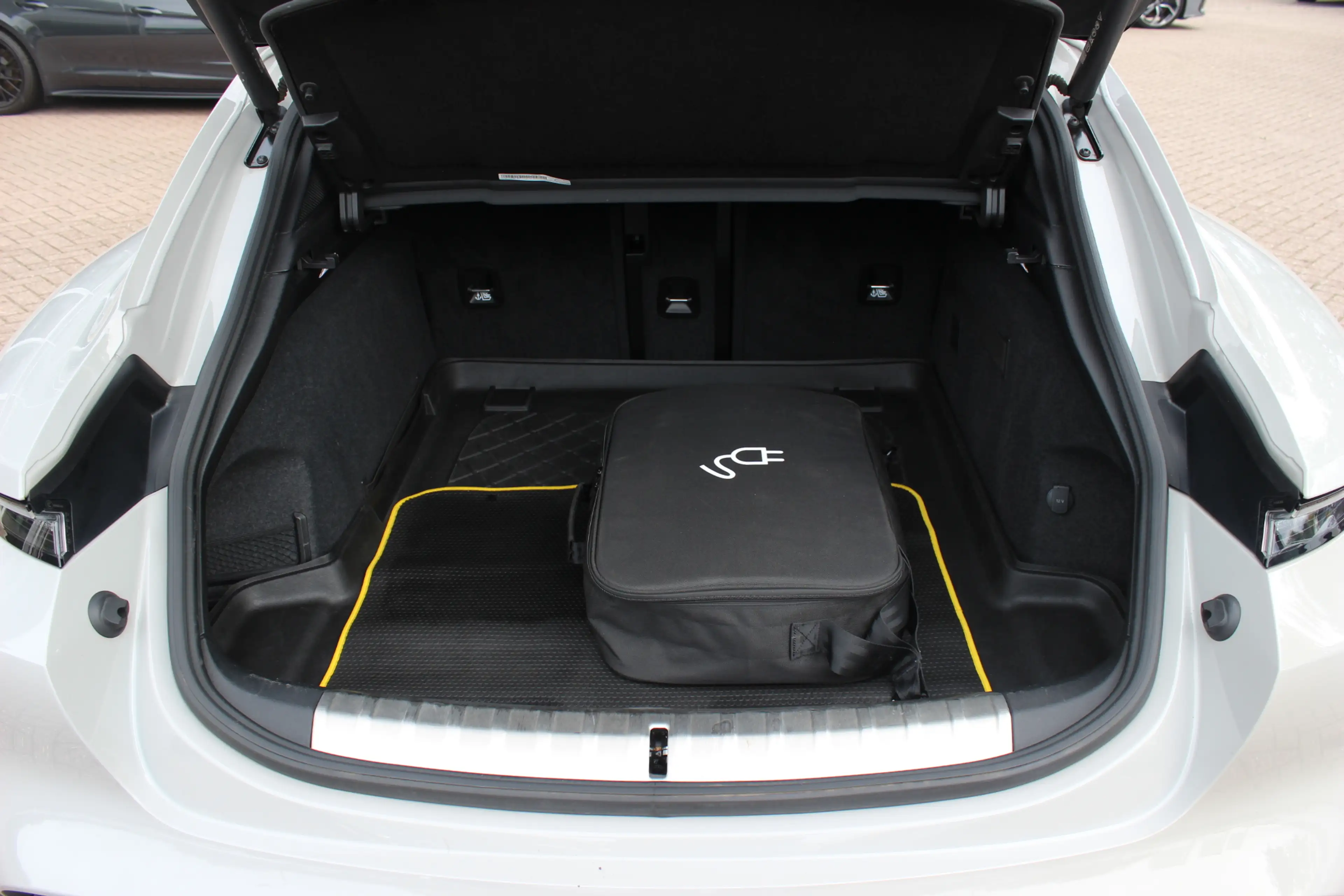 Porsche Taycan Cross Turismo 4S 93 kWh / SoH 93,1% / Panoramadak — photo 17