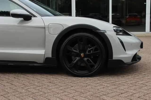 Porsche Taycan view 15