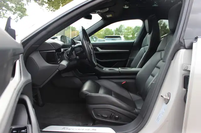 Porsche Taycan view 11