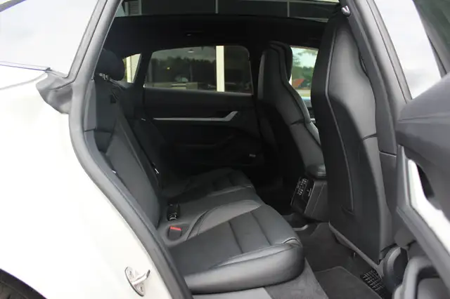 Porsche Taycan view 13