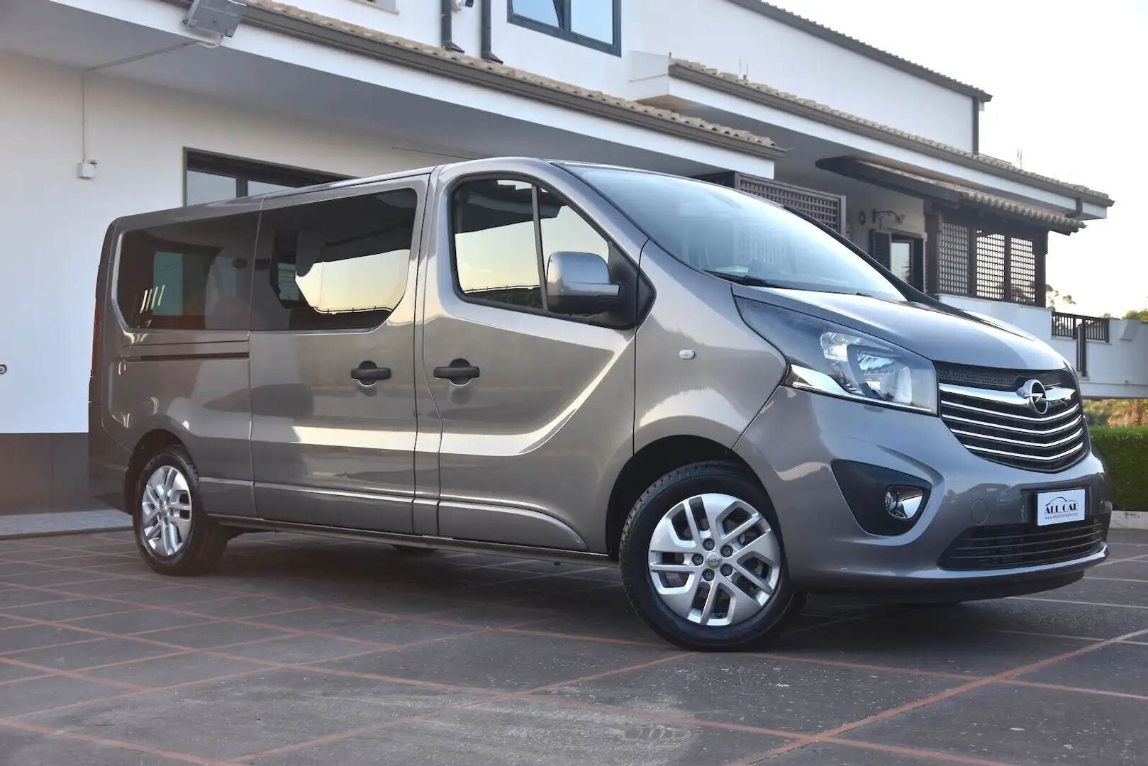 Opel Vivaro 9 posti 1.6 BiTurbo 145cv Passo Lungo - 4.000km Grigio - 1