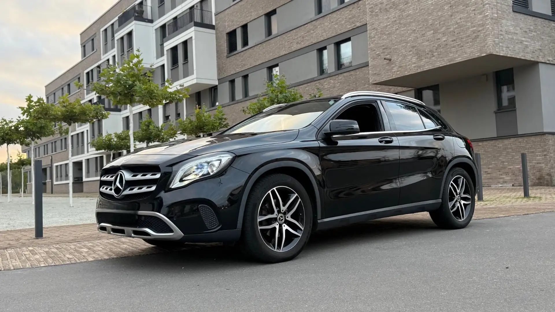 Mercedes-Benz GLA 200 URBAN|LED|NAVI|SHZ|360°KAMERA|AHK|TEMPO| Noir - 2
