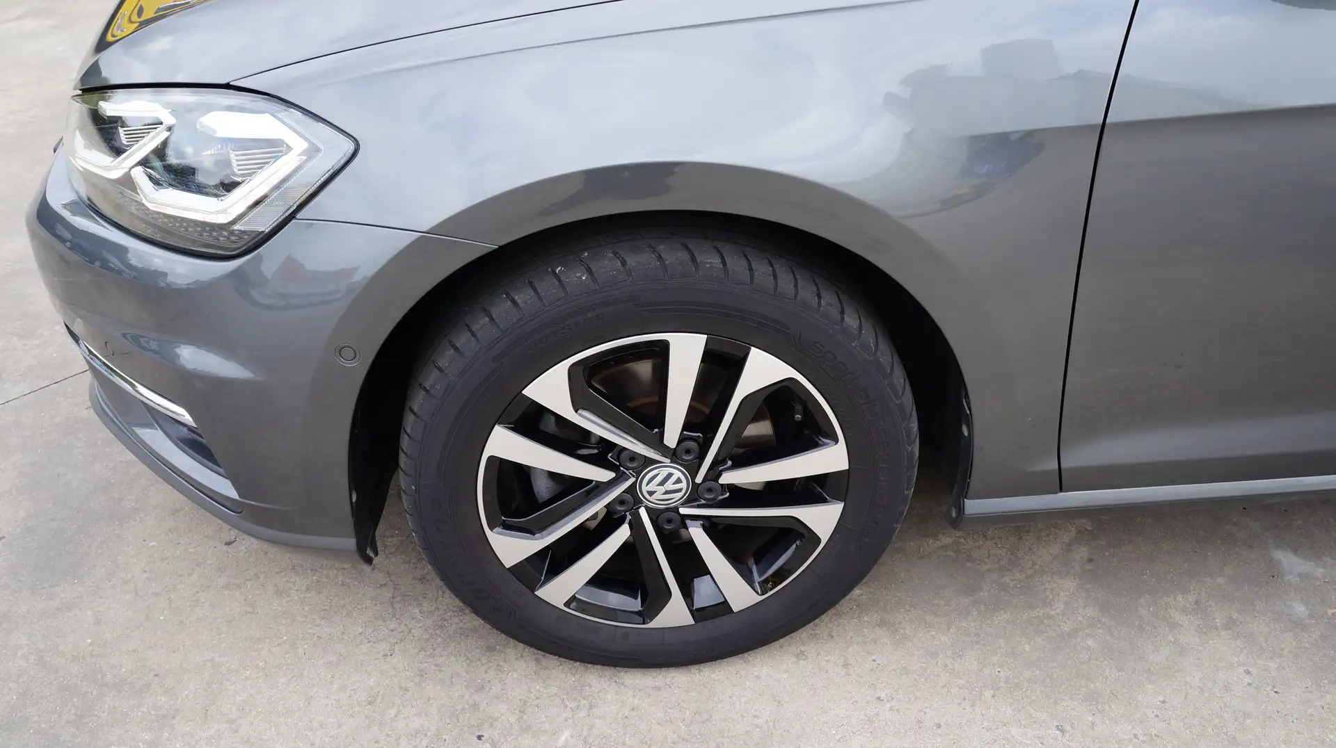 Volkswagen Golf 1.5 TSI 150 pk DSG IQ.DRIVE Camera Carplay Navi Grijs - 2