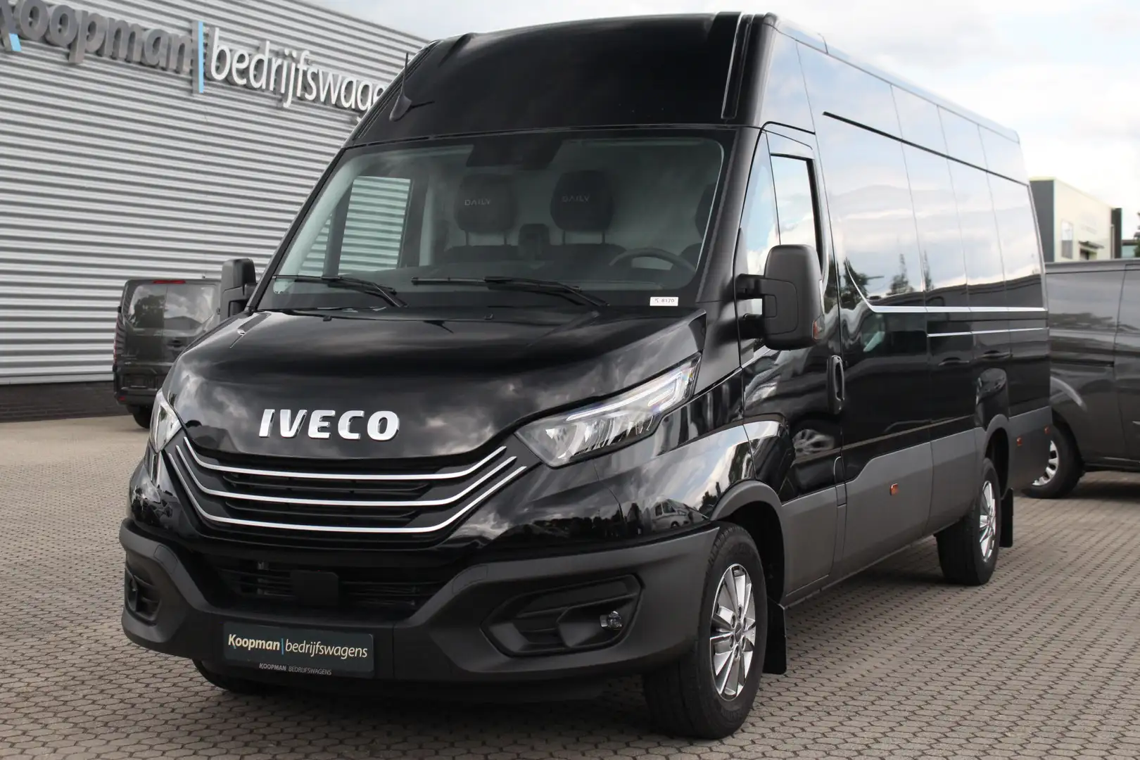 Iveco Daily 35S18A8 3.0 180pk L4H2 Automaat | Navi | Camera | Fekete - 2