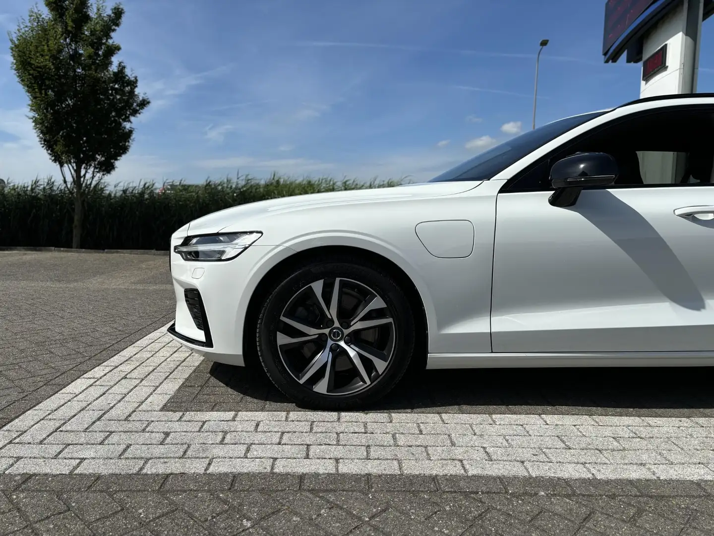 Volvo V60 T6 Plug-In Hybrid AWD R-Design | Harman/Kardon Aud Bianco - 2