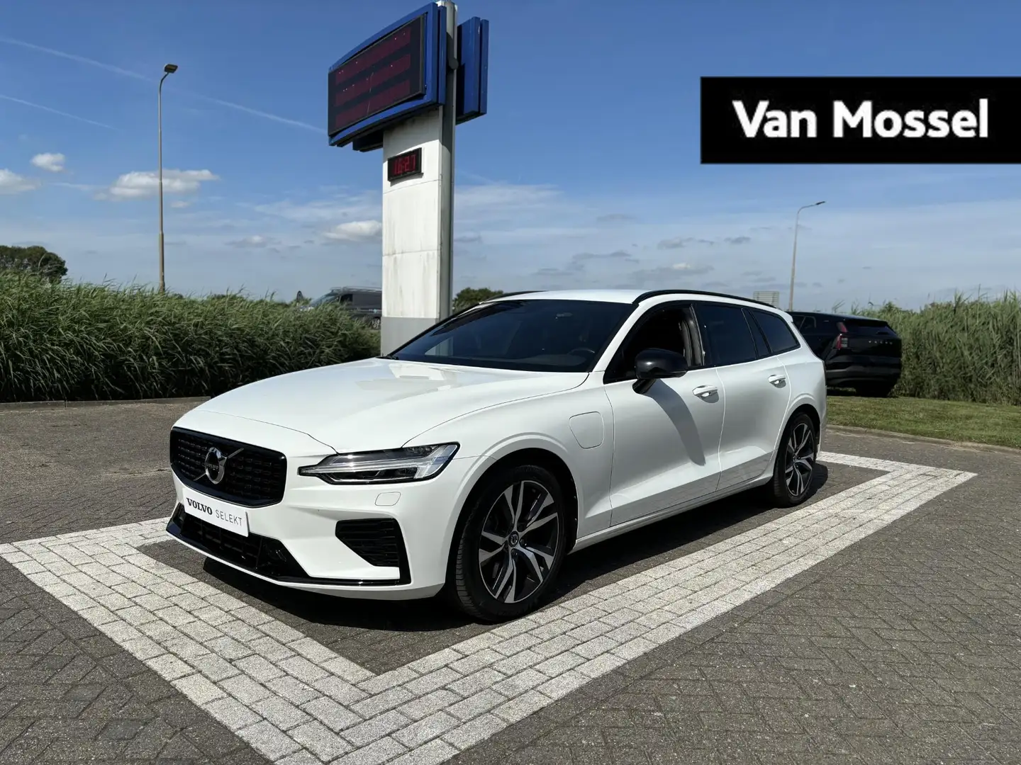 Volvo V60 T6 Plug-In Hybrid AWD R-Design | Harman/Kardon Aud Wit - 1
