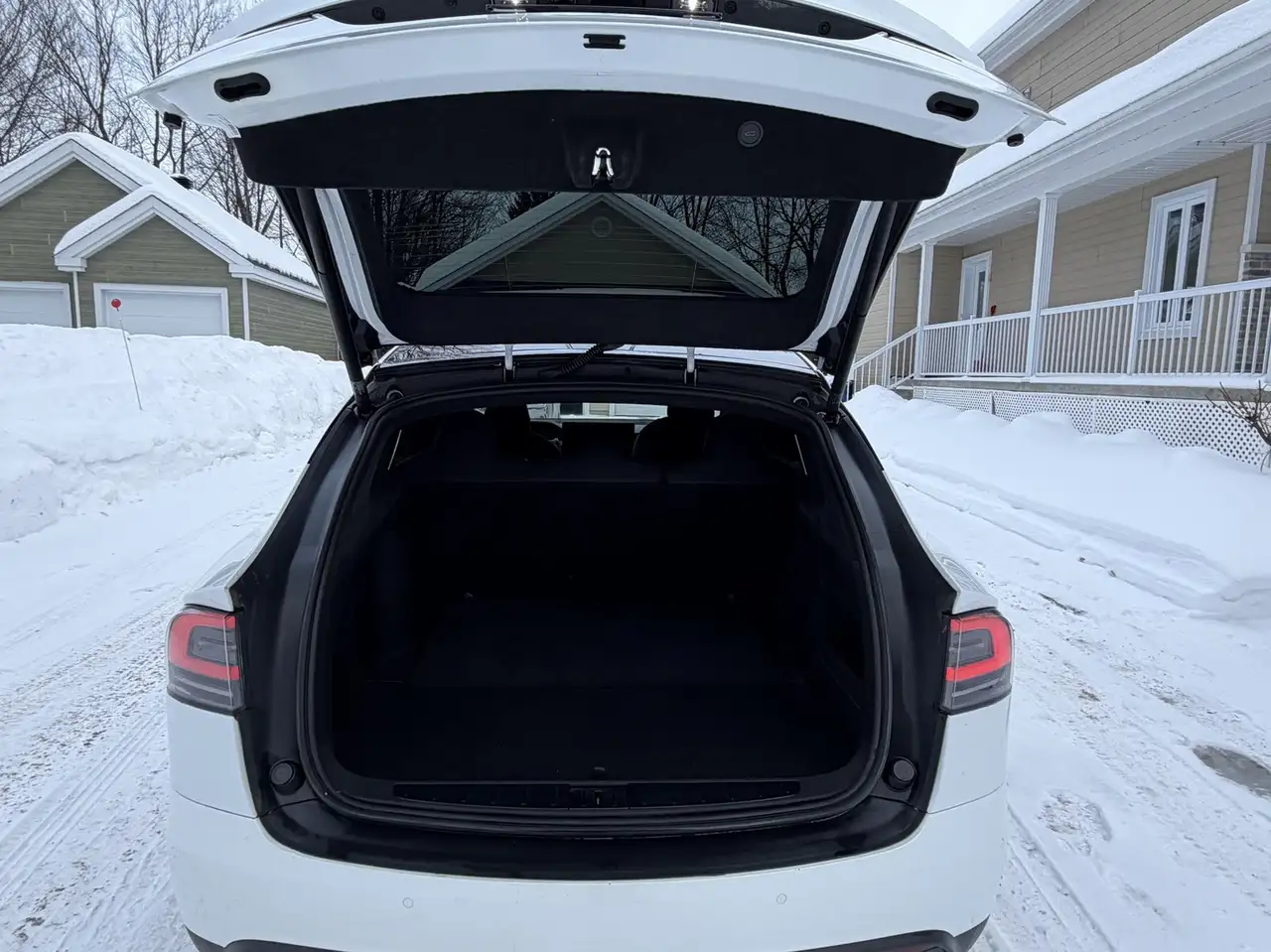 Tesla Model X снимка Tesla Model X