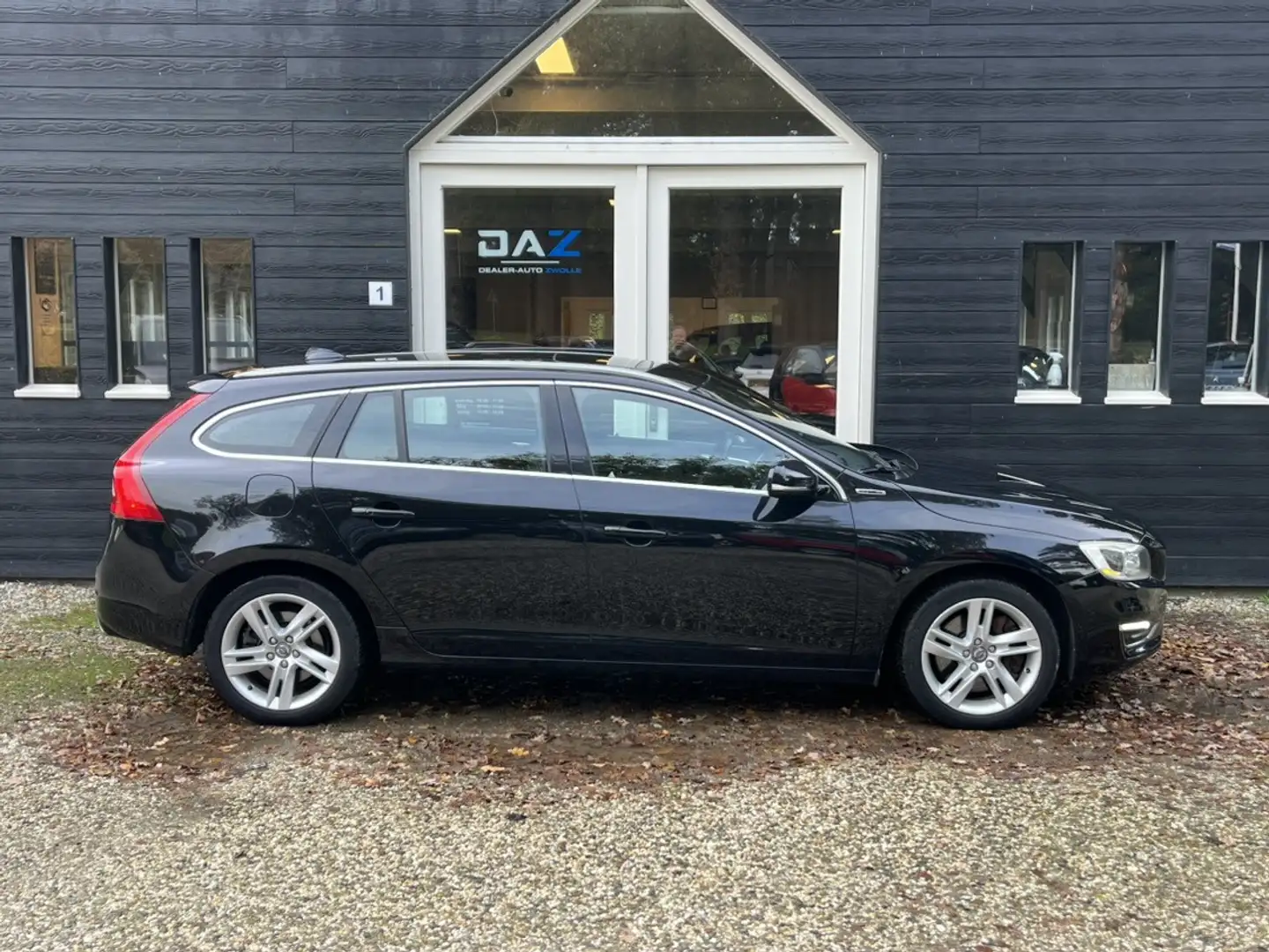 Volvo V60 2.4 D6 AWD Plug-In Hybrid Summum Aut/Ecc/Leer/Navi Negro - 2