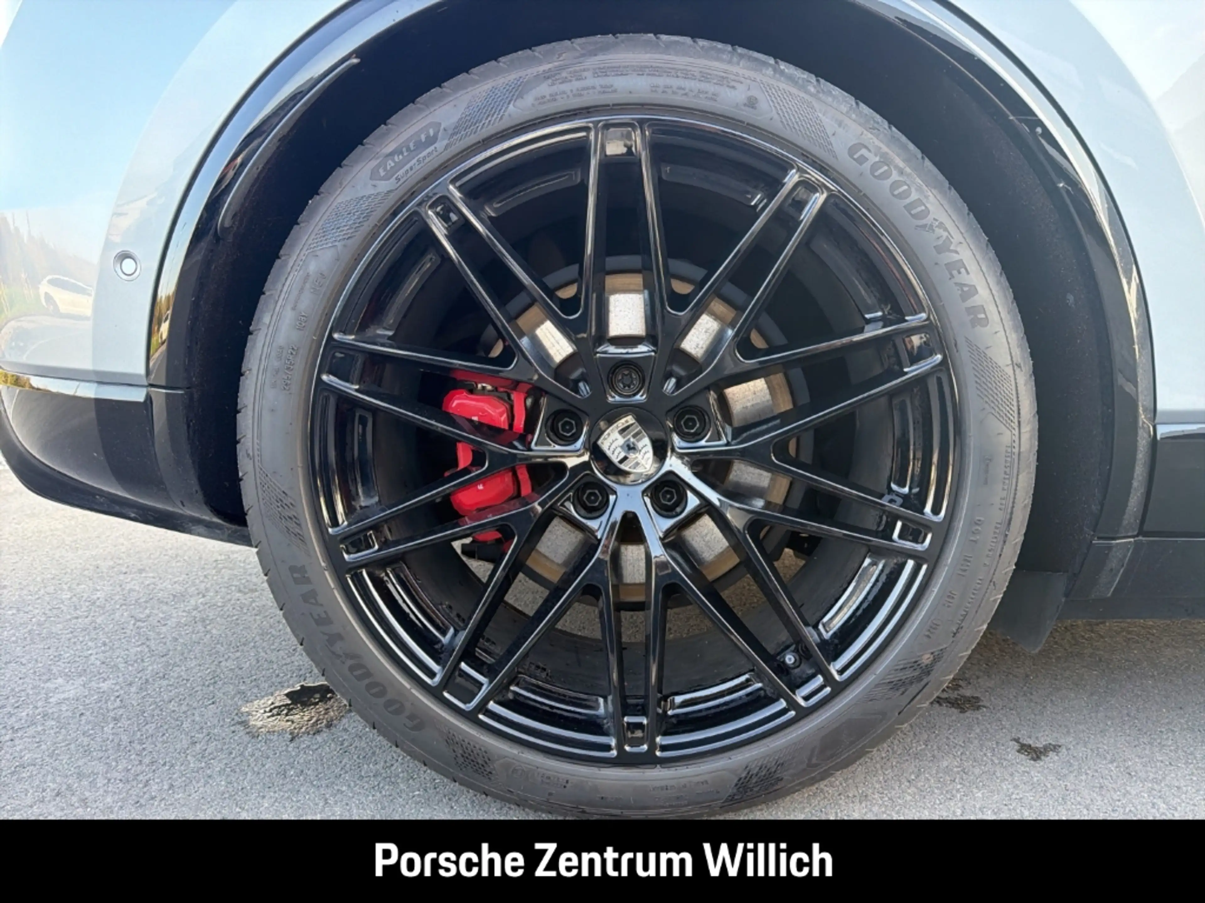 Porsche Macan Turbo — photo 14