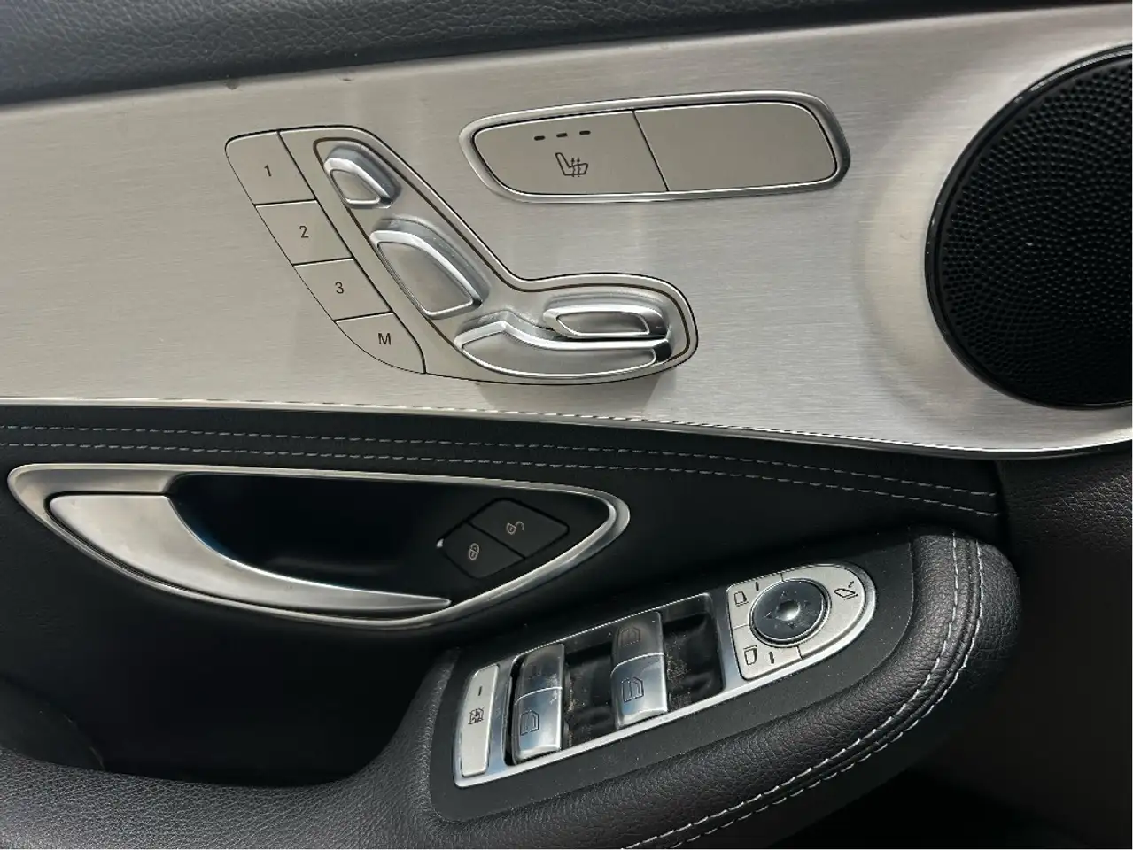 Mercedes-Benz C-Class снимка Mercedes-Benz C-Class